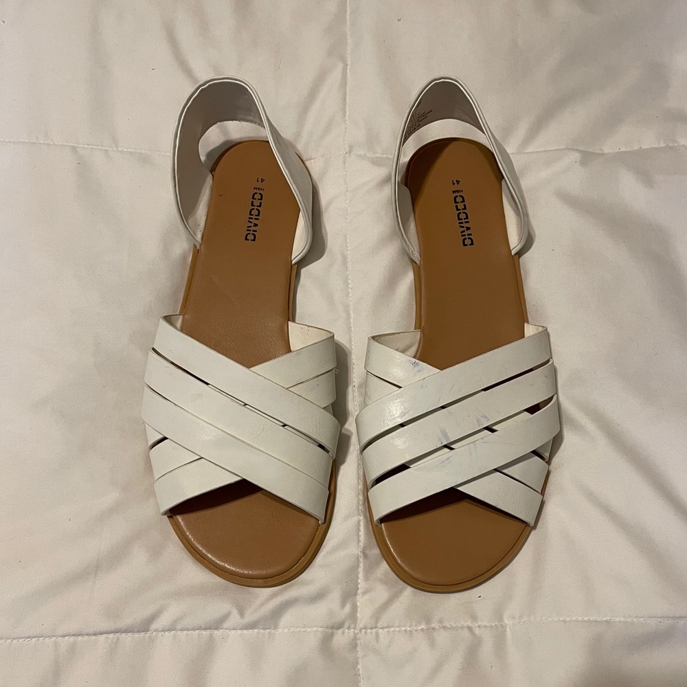Women’s DIVIDED White Flat Sandal Size 9.5